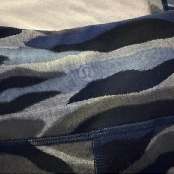 Lululemon Lululemon Wunder Under Crop III Mini Coast Camo Deep Navy size 6 - Picture 5 of 8